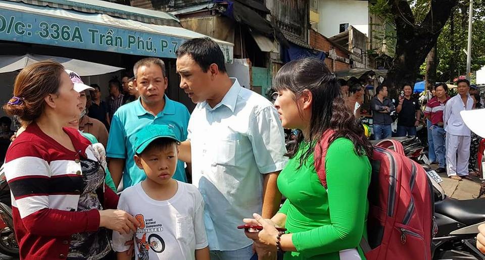 Nhiều sao Việt nghẹn ngào, đau đớn… thầm lặng quyên góp giúp các hiệp sĩ - 2 Diễn viên Quyền Linh đã đến thắp hương tiễn biệt hai hiệp sĩ quá cố và đến tận bệnh viện thăm hỏi gia đình các hiệp sĩ đang cấp cứu. Ảnh: Lữ Đắc Long.