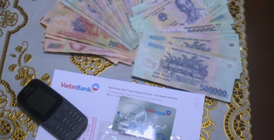 Bắt đối tượng chuyên lừa đảo tiền qua Facebook - 2 Tang vật vụ án cơ quan Công an thu giữ