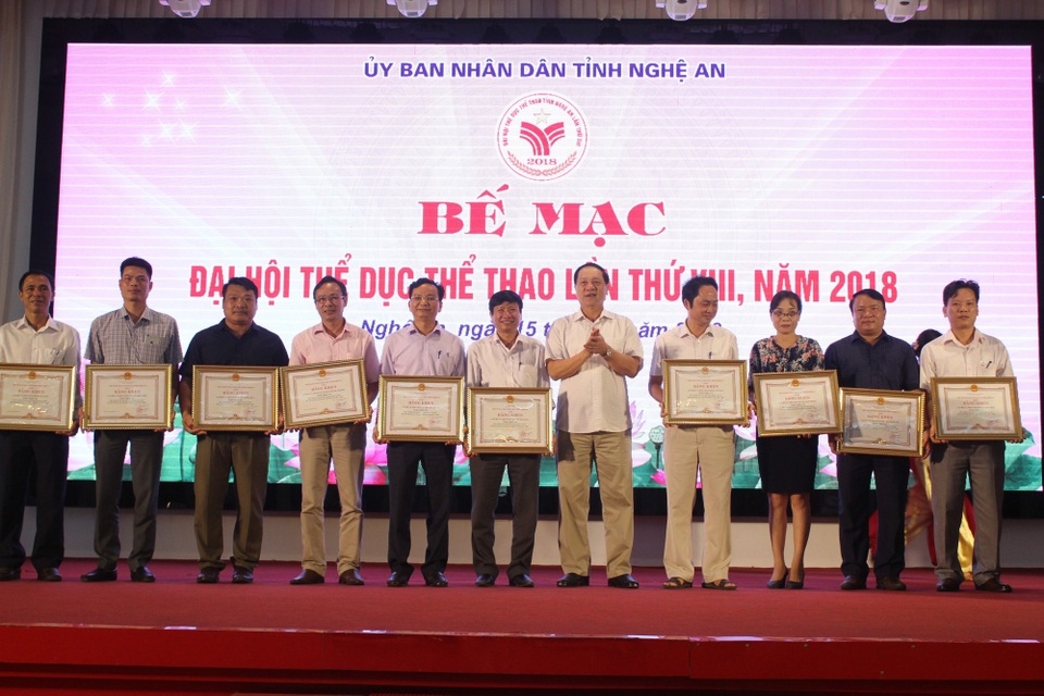 Trao 338 bộ huy chương trong Đại hội thể dục thể thao tỉnh Nghệ An lần thứ VIII - 1 Ban tổ chức tặng Bằng khen cho 10 đơn vị tổ chức Đại hội thể dục thể thao cấp huyện.