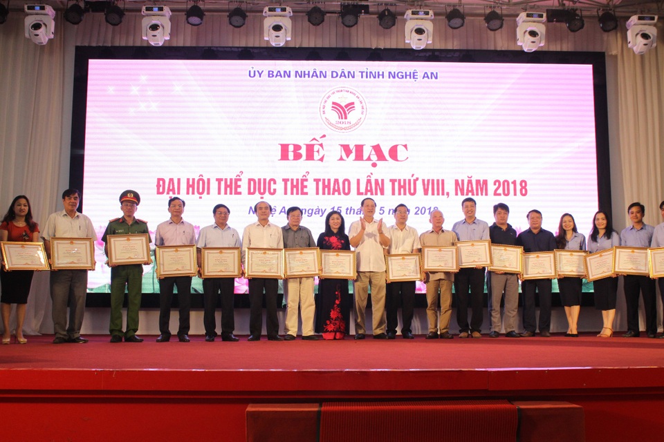 Trao 338 bộ huy chương trong Đại hội thể dục thể thao tỉnh Nghệ An lần thứ VIII - 2 Đại hội thể dục thể thao tỉnh Nghệ An 2018 đã diễn ra thành công tốt đẹp sau 5 ngày tranh tài sôi nổi.