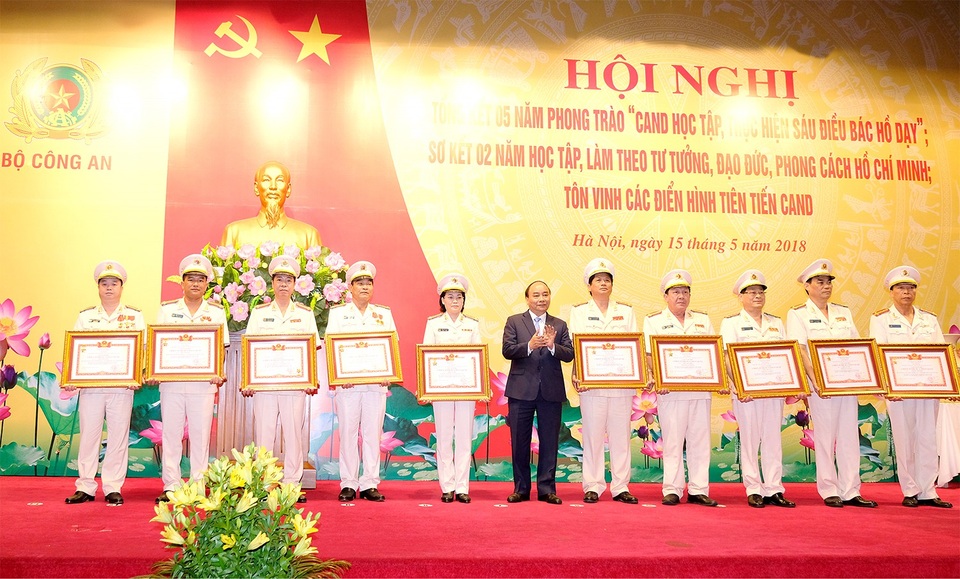 Thủ tướng: Chủ động chống tiêu cực, tham nhũng ngay trong ngành công an - 1 Thủ tướng trao tặng bằng khen cho 12 cá nhân có thành tích thi đua xuất sắc