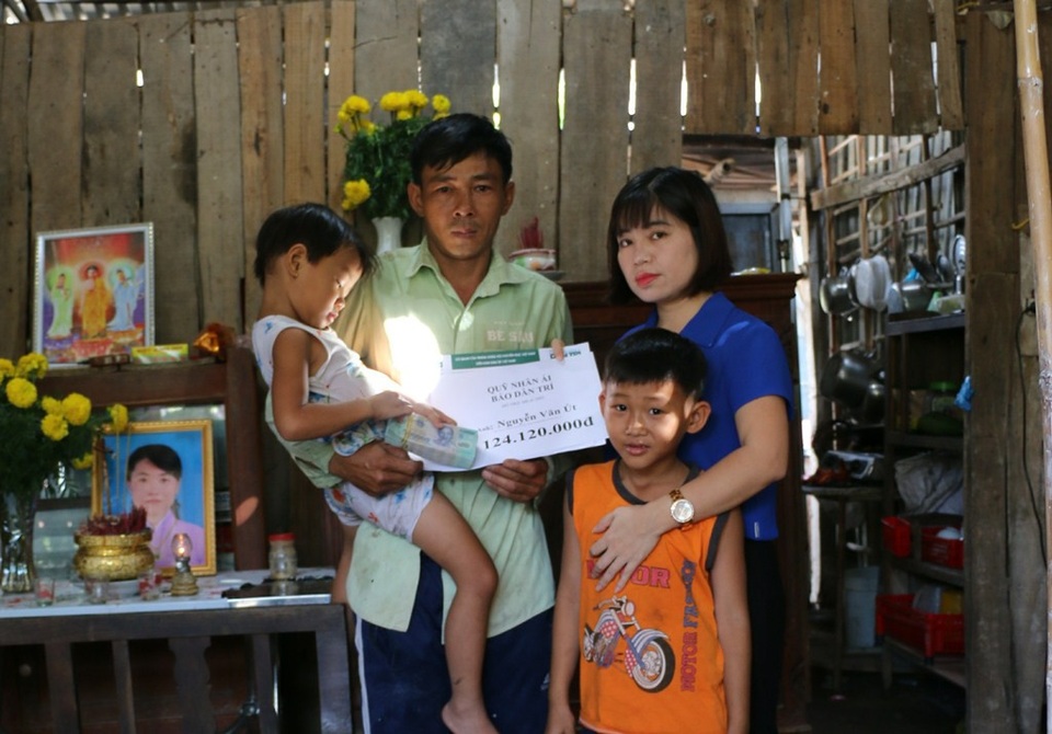 Cần Thơ: Trao hơn 124 triệu đồng đến anh Nguyễn Văn Út - 2 Nhà báo Phạm Tâm - Phó trưởng đại diện báo Dân trí tại ĐBSCL trao số tiền hơn 124 triệu đồng của bạn đọc báo cho anh Út