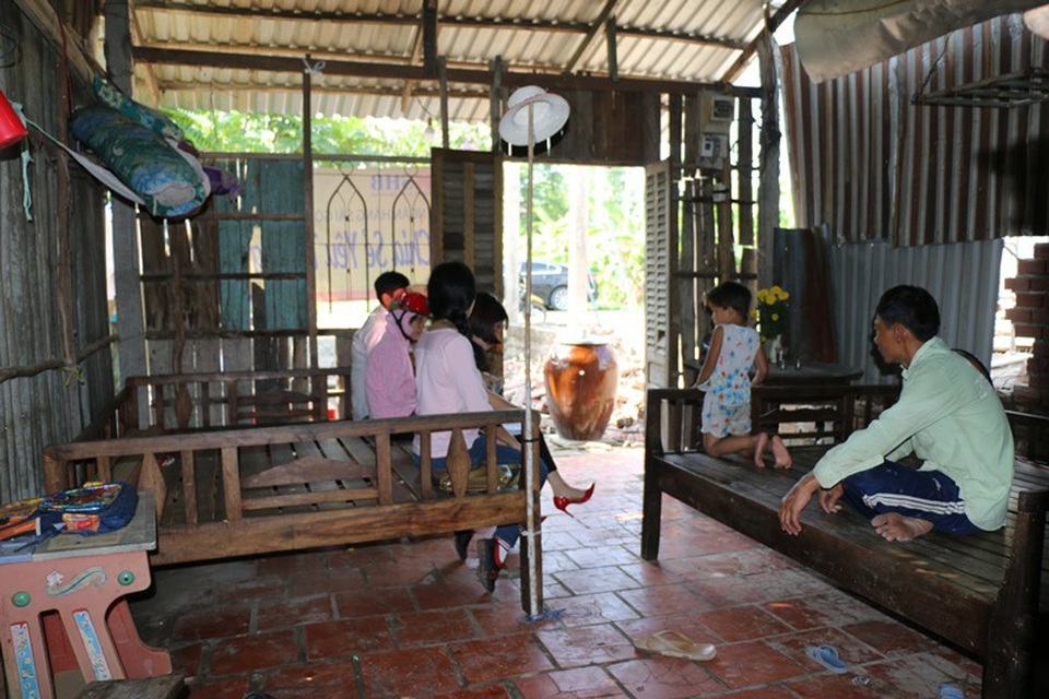 Cần Thơ: Trao hơn 124 triệu đồng đến anh Nguyễn Văn Út - 3 Anh Út cho biết sẽ dùng một phần số tiền bạn đọc hỗ trợ để sửa lại căn nhà, vì mùa mưa đến nước ngập lênh láng
