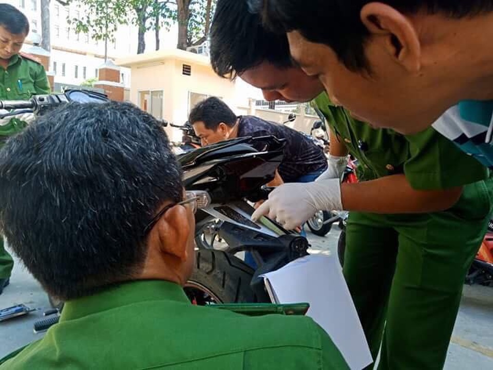Lộ diện nghi can chính đâm 2 hiệp sĩ tử vong tại Sài Gòn - 2 Lực lượng Công an khám xét chiếc xe máy mà các nghi can dùng làm phương tiện bỏ trốn sau khi gây án.