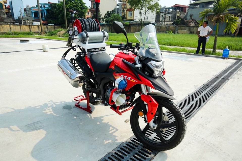 Môtô phân khối lớn cứu hỏa chuyên dụng mới có ở Việt Nam - 3
Môtô có động cơ 250 phân khối, tốc độ tối đa 120 km/h, thông số tiêu thụ nhiên liệu là 3,4 lít/100km.