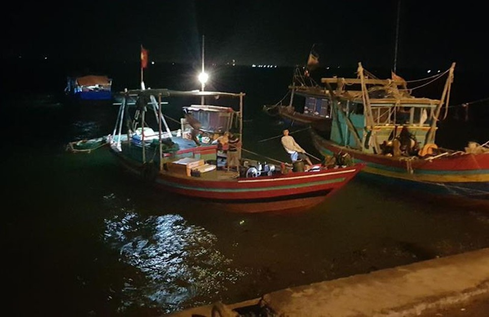 Xác người đàn ông lõa thể mắc lưới ngư dân - 1 Chiếc tàu cá đưa thi thể người đàn ông xấu số vào bờ.
