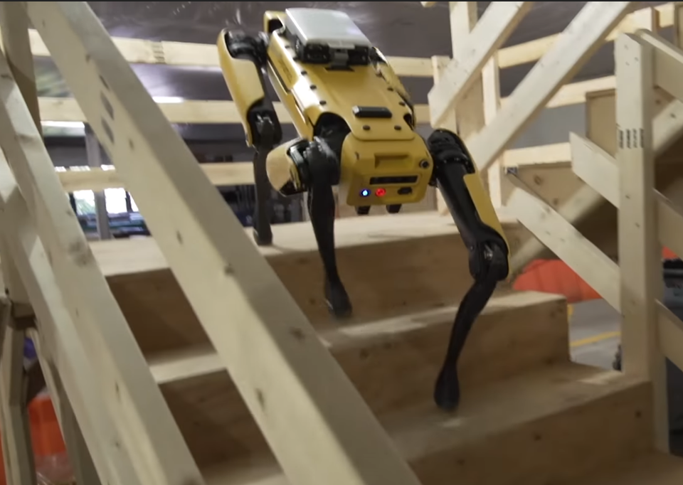 "Ngả mũ" trước khả năng tự động tìm đường hoàn hảo của robot - 3 Robot SpotMini có thể vượt qua các dạng địa hình như cầu thang một cách tương đối dễ dàng.