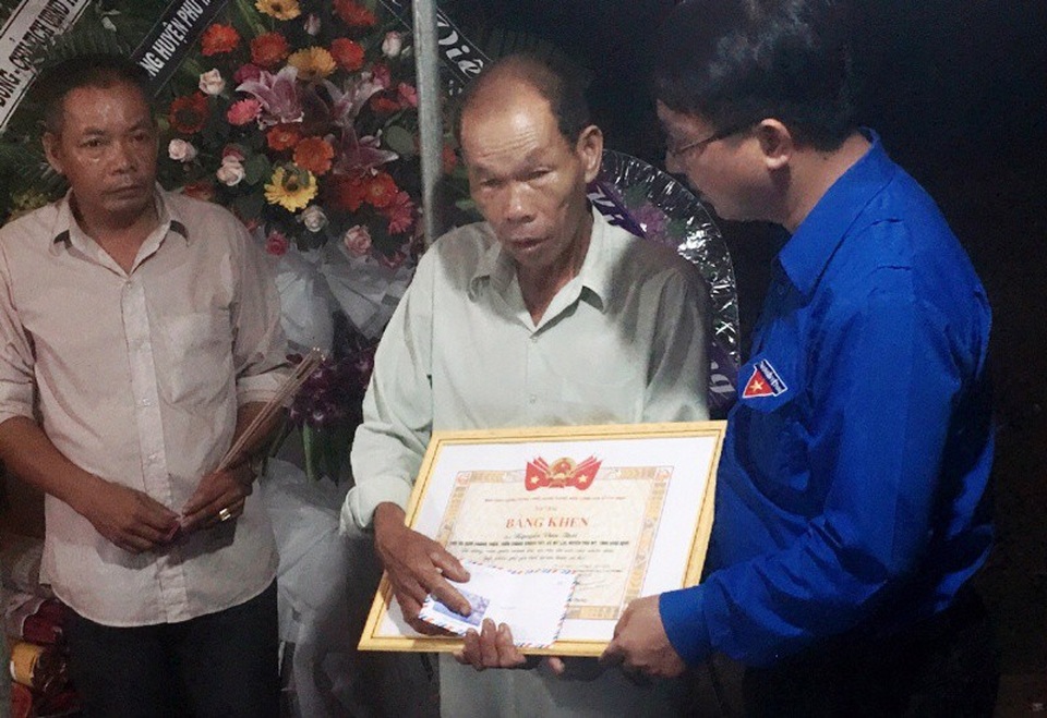 Truy tặng Bằng khen của Trung ương Đoàn cho hiệp sĩ Nguyễn Văn Thôi - 1 Anh Lương Đình Tiên - Phó Bí thư Tỉnh đoàn, Chủ tịch Hội LHTN Việt Nam tỉnh Bình Định thừa ủy quyền của Trung ương Đoàn truy tặng bằng khen cho hiệp sĩ Nguyễn Văn Thôi.