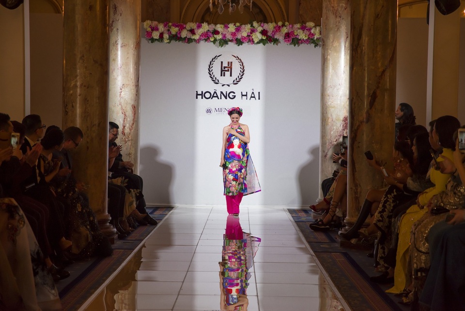 "Bông sen Việt" Đinh Hiền Anh ngọt ngào hát Đêm ả đào tại Cannes - 4 "Bông sen Việt" Đinh Hiền Anh ngọt ngào hát Đêm ả đào tại Cannes - 4