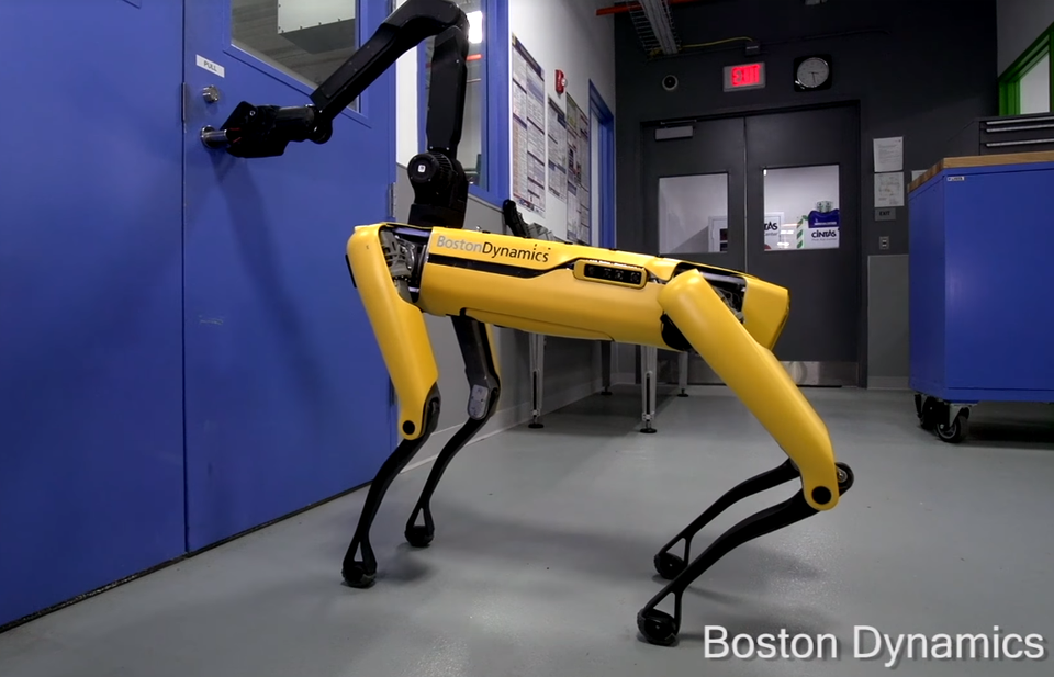 "Ngả mũ" trước khả năng tự động tìm đường hoàn hảo của robot - 4 Hoặc tự mở cửa bằng một cánh tay phụ trợ.