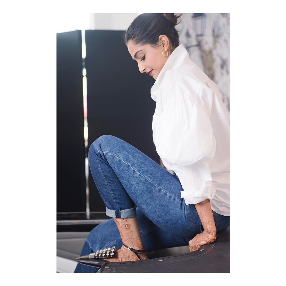 Minh tinh Ấn Độ rạng ngời tại Cannes - 9
Chỉ là sơ mi và quần Jeans, thần thái của Sonam vẫn hoàn hảo