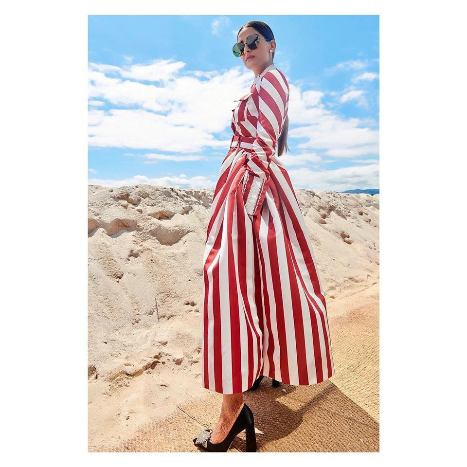 Minh tinh Ấn Độ rạng ngời tại Cannes - 7
Bộ trang phục hoàn hảo hơn với giày Sophia Webster và kính Bottega Veneta