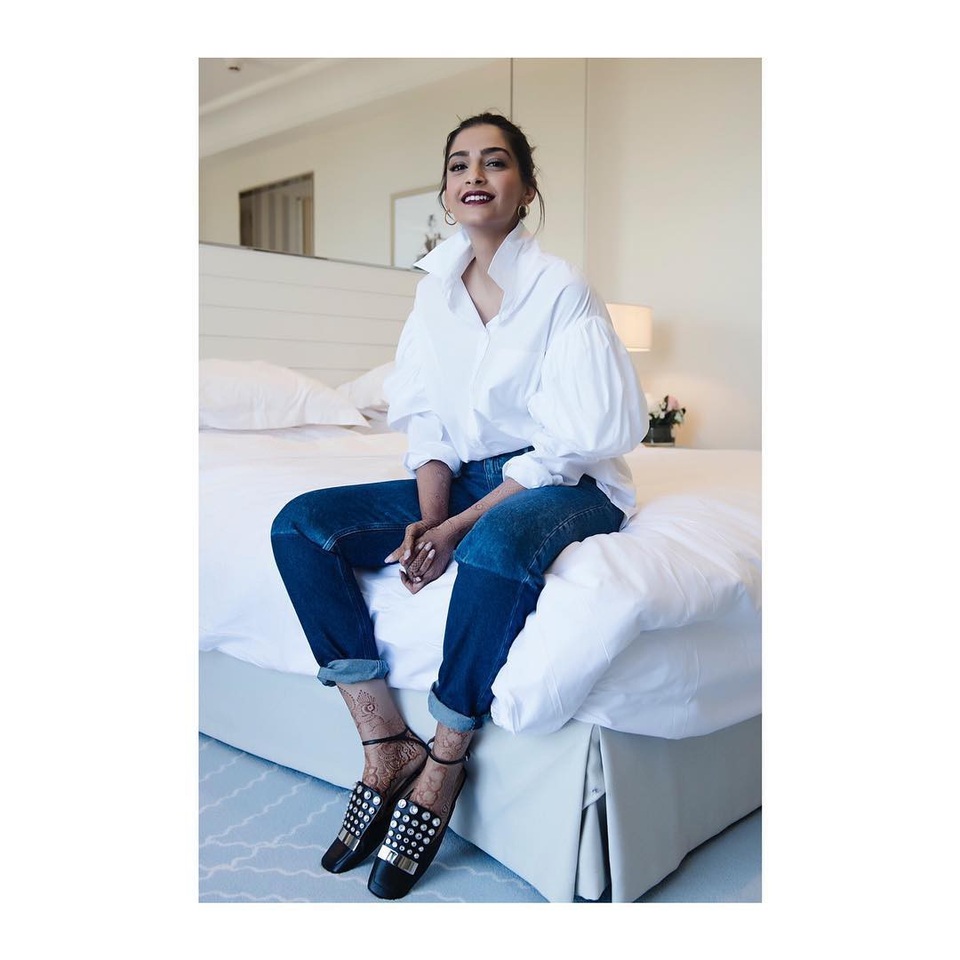 Minh tinh Ấn Độ rạng ngời tại Cannes - 8
Sonam và bộ đồ trẻ trung mà vẫn rất cuốn hút trong buổi chụp hình quảng cáo cách đây 2 ngày