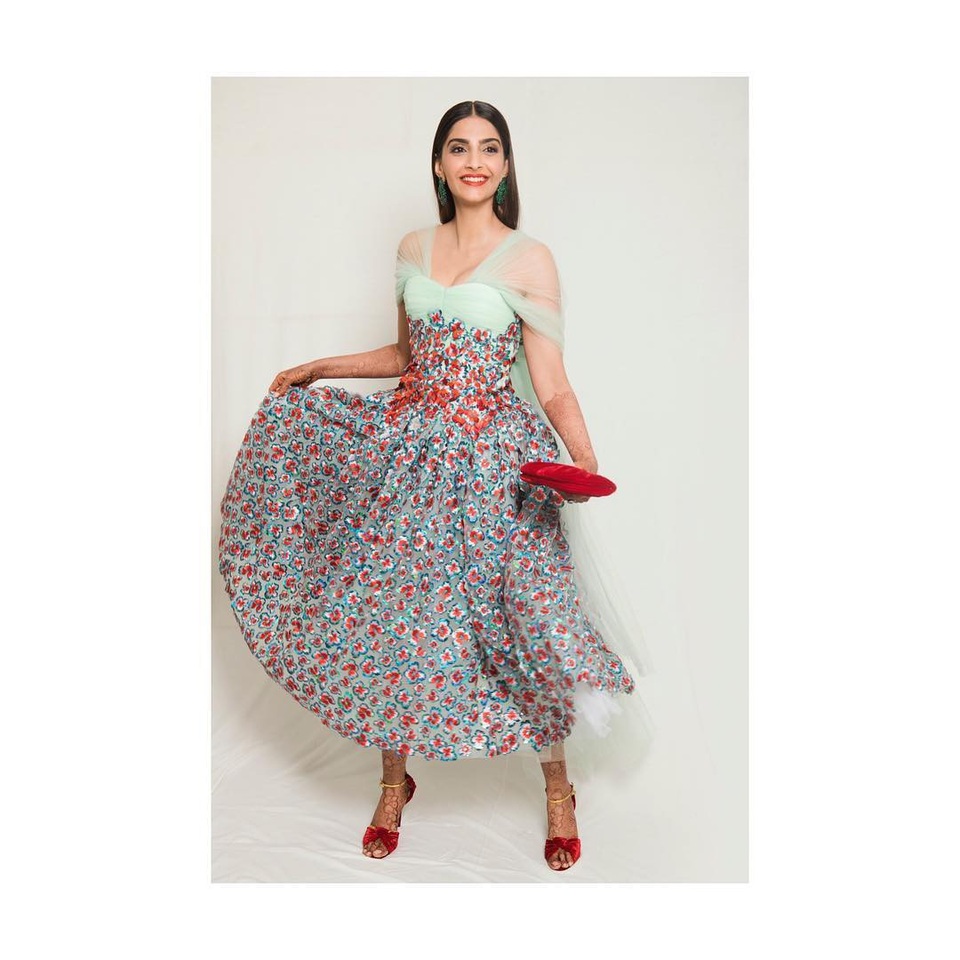 Minh tinh Ấn Độ rạng ngời tại Cannes - 11
Sonam đi cùng ê kíp gồm stylist, trợ lý...