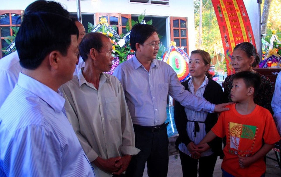 Truy tặng Bằng khen của Trung ương Đoàn cho hiệp sĩ Nguyễn Văn Thôi - 2
Lãnh đạo tỉnh Bình Định đến thăm hỏi, động viên, chia buồn với thân nhân hiệp sĩ Nguyễn Văn Thôi.