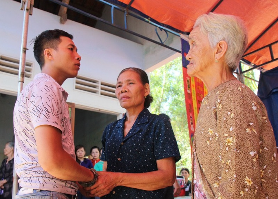 Đồng đội 2 hiệp sĩ bị sát hại: "Chúng tôi làm việc nghĩa, không vì hư danh" - 1 Anh Đỗ Công Tường (28 tuổi, ngụ ở quận Tân Phú, TP Hồ Chí Minh)- đồng đội của anh Thôi chia sẻ, động viên mẹ hiệp sĩ Thôi.