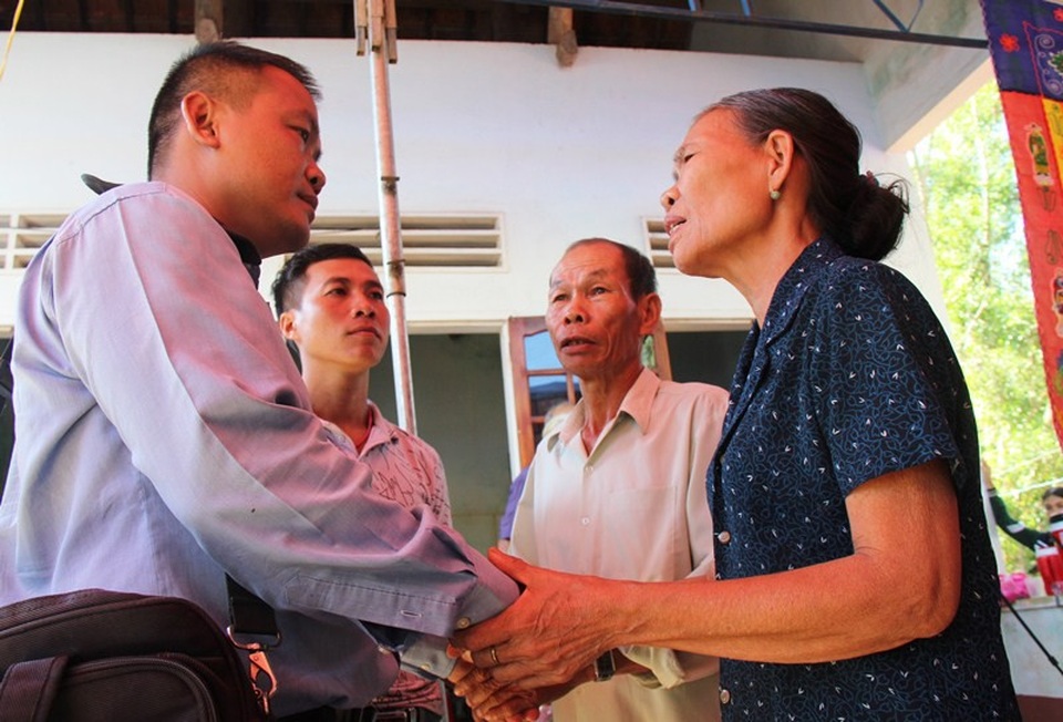 Truy tặng Bằng khen của Trung ương Đoàn cho hiệp sĩ Nguyễn Văn Thôi - 3 Nhóm hiệp sĩ Lê Ngọc Phúc và Nguyễn Công Tường, thành viên trong đội của anh Thôi cũng về quê Bình Định chia buồn cùng gia đình.