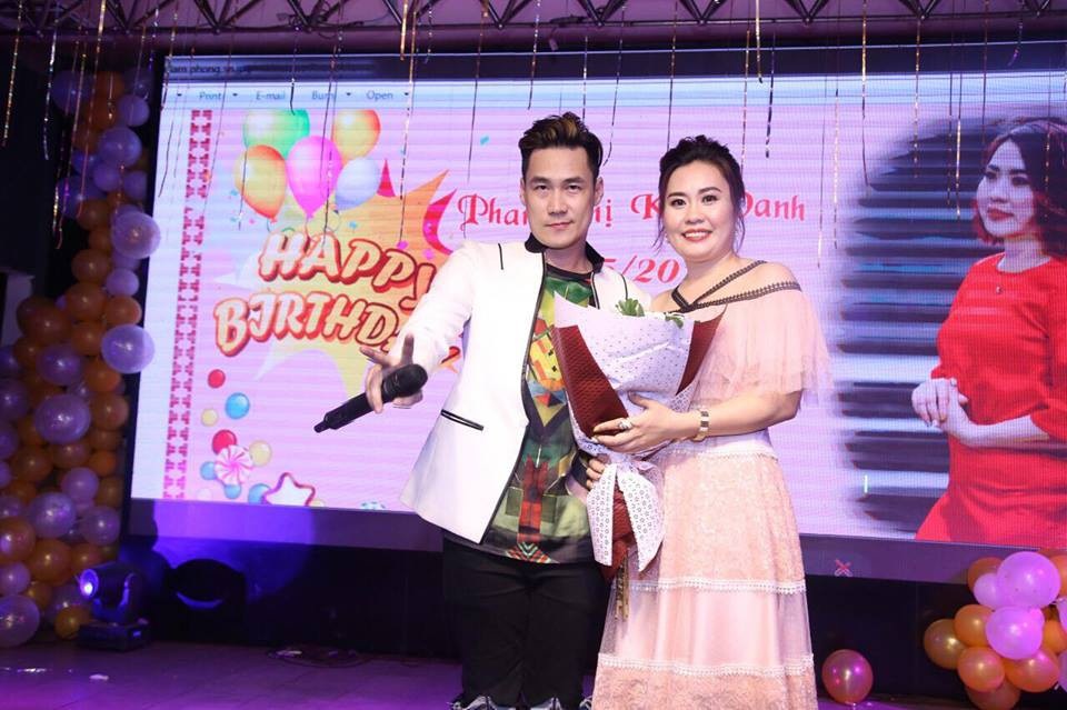 Tại buổi sinh nhật của nữ diễn viên vừa qua, ca sĩ Khánh Phương dù phải đi Quảng Ninh chạy show nhưng anh vẫn ghé qua tặng hoa và bất ngờ lên sân khấu hát tặng Kim Oanh Phan.