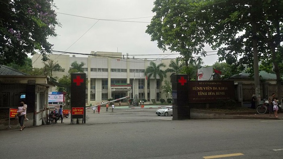 Lãnh đạo bệnh viện Hòa Bình lên tiếng vụ 5 bác sỹ, điều dưỡng viên bị khởi tố - 1
Bệnh viên đã đình chỉ công tác các bác sỹ và điều dưỡng viên bị khởi tố để phục vụ công tác điều tra