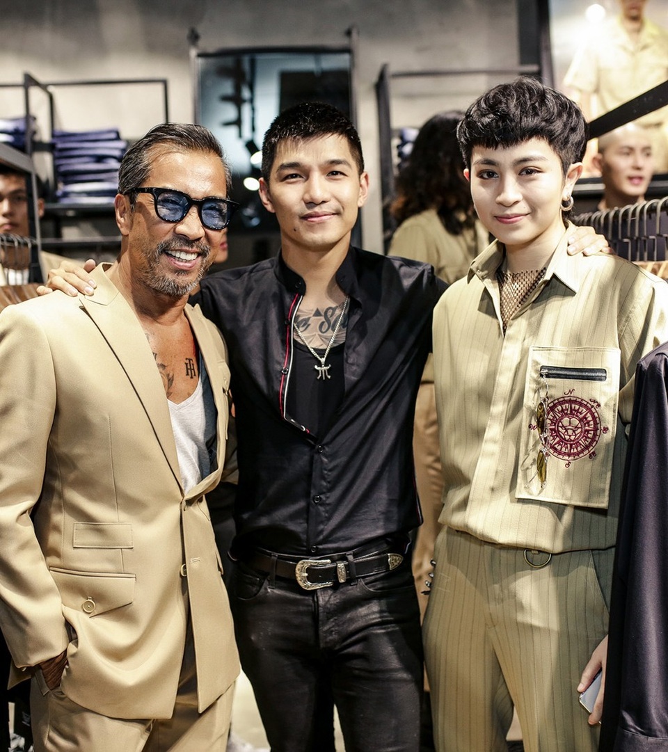 Cả hai còn vui vẻ khoác vai thân thiết làm cư dân mạng xôn xao vì mối quan hệ trong quá khứ của cả hai khiến nhiều người khá tò mò. Bởi Cường Seven từng là tình cũ của Chipu, còn Gil Lê là “người tình tin đồn” từng gắn bó như hình với bóng với hotgirl này sau khi cô chia tay Cường Seven.