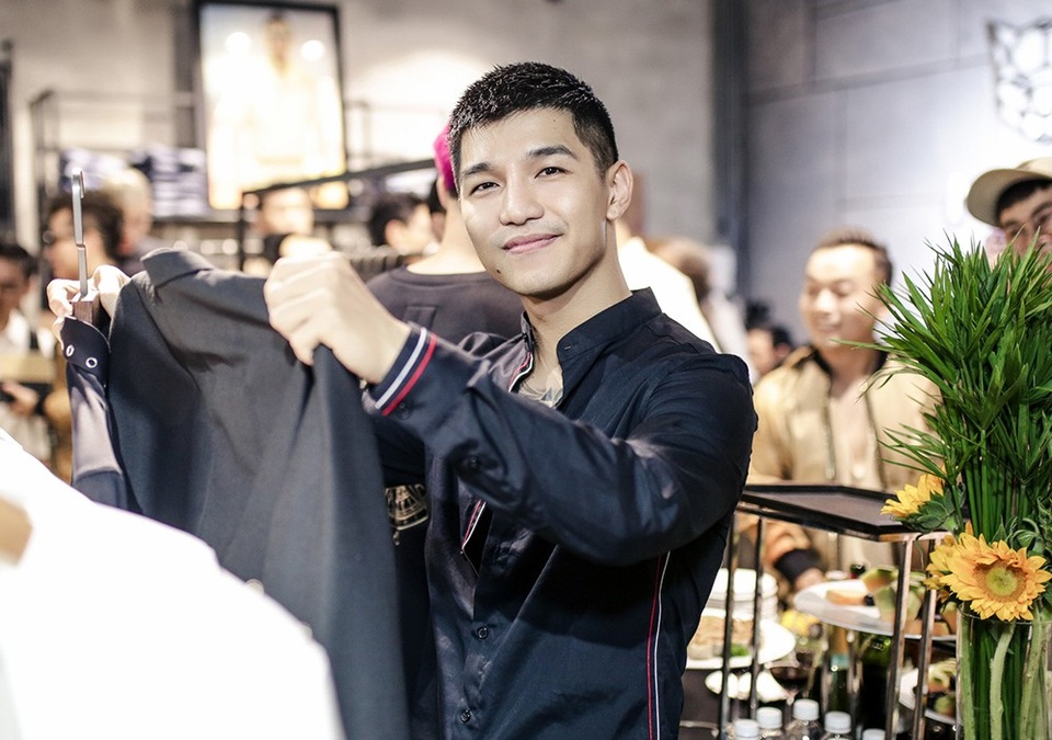 Không hề lép vế trước Gil Lê, Cường Seven cũng diện “cây đen” cực chất đến sự kiện.