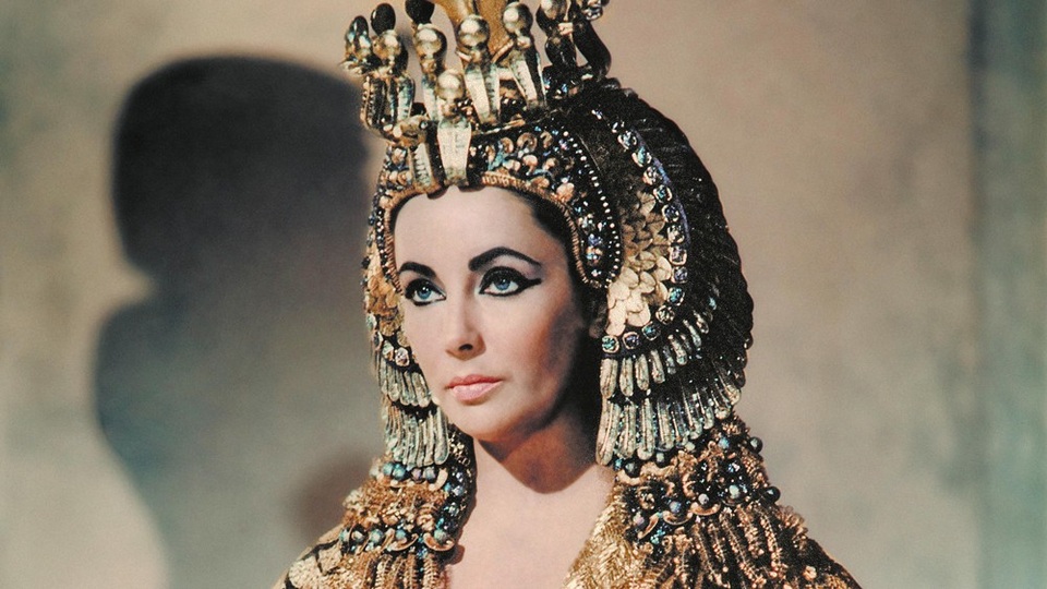 Giải mã bí ẩn làm đẹp của nữ hoàng Ai Cập - 1 Nữ hoàng Cleopatra bảo tồn nhan sắc bằng thói quen làm đẹp xa xỉ