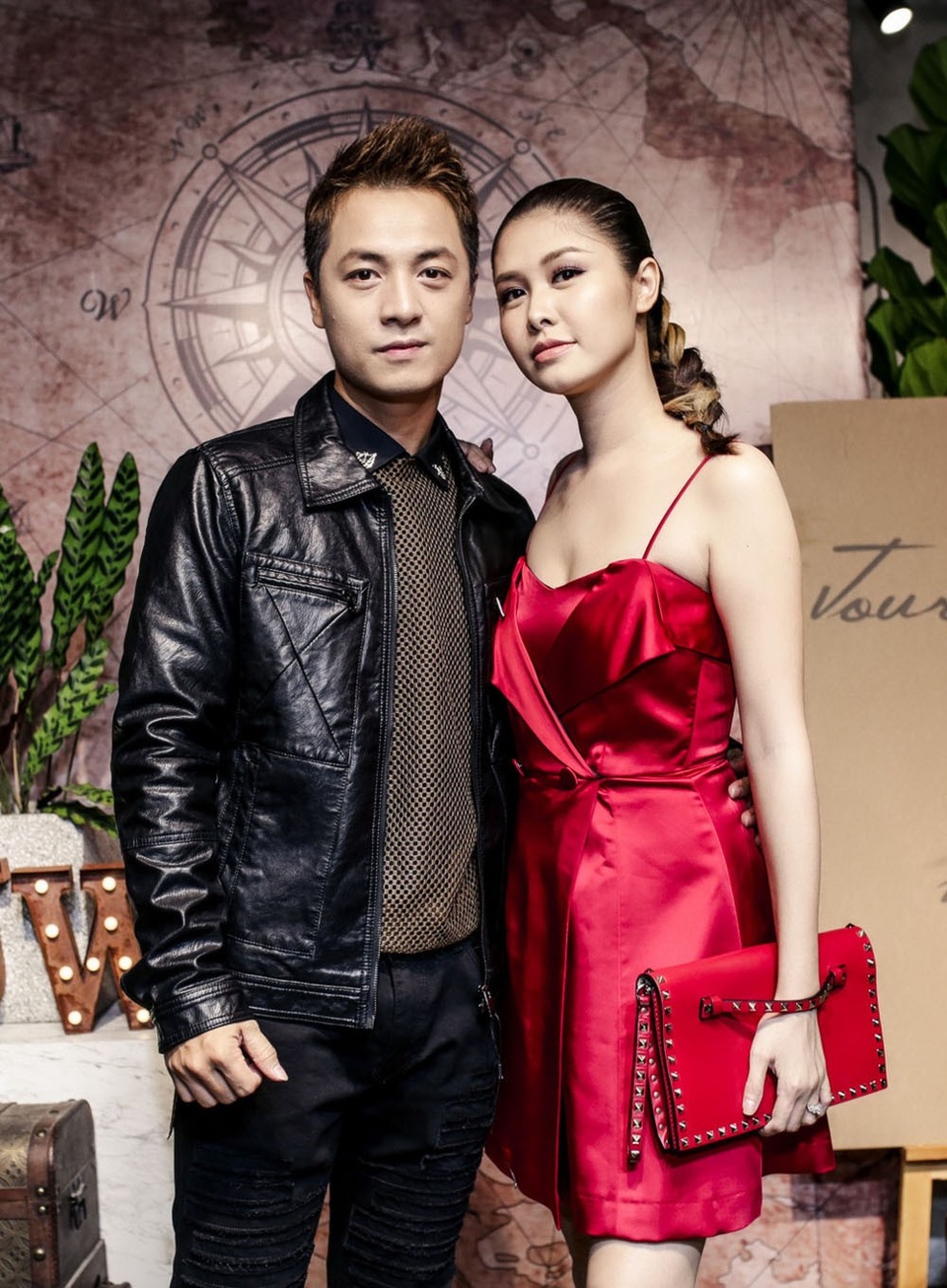 Vợ chồng ca sĩ Đăng Khôi tình tứ xuất hiện bên nhau