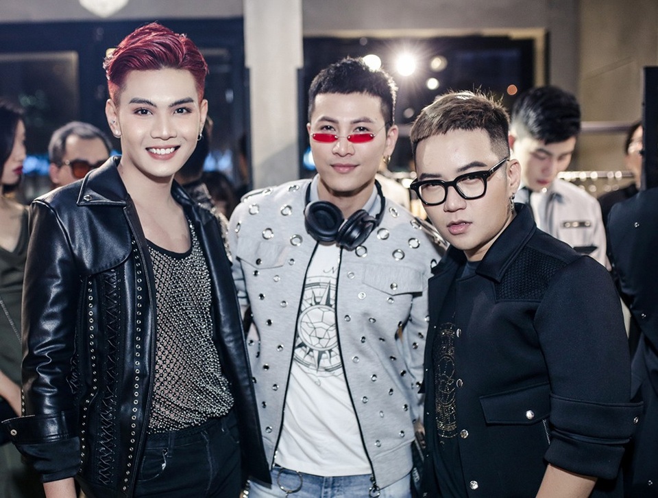 Đào Bá Lộc diện trang phục ton sur ton đen với áo khoác da ấn tượng, Mai Tiến Dũng điển trai cùng tạo dáng bên NTK Chung Thanh Phong