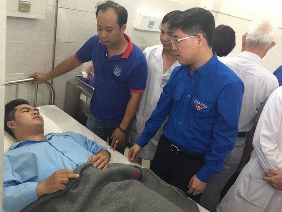 Hai sinh viên là “hiệp sĩ đường phố” được trao huy hiệu “Tuổi trẻ dũng cảm” - 1 Đại diện Ban Thường vụ Trung ương Đoàn TNCS Hồ Chí Minh thăm hỏi sinh viên hiệp sĩ Nguyễn Đức Huy vào chiều ngày 15/5