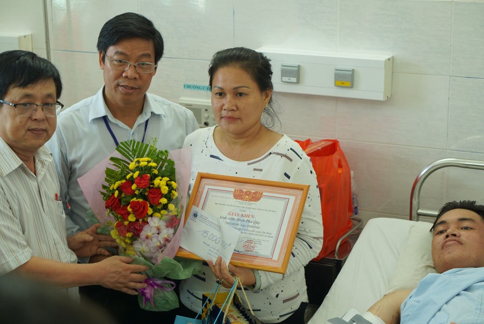 Hai sinh viên là “hiệp sĩ đường phố” được trao huy hiệu “Tuổi trẻ dũng cảm” - 2 Ban giám hiệu trường ĐH Công nghiệp Thực phẩm TPHCM đến thăm hỏi hiệp sĩ Đinh Phú Quý