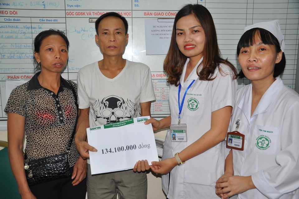 Hơn 134 triệu đồng đến với vợ chồng chị Dèn - 2 Vợ chồng chị Dèn, anh Thôn nhận món quà của bạn đọc báo điện tử Dân trí giúp đỡ.