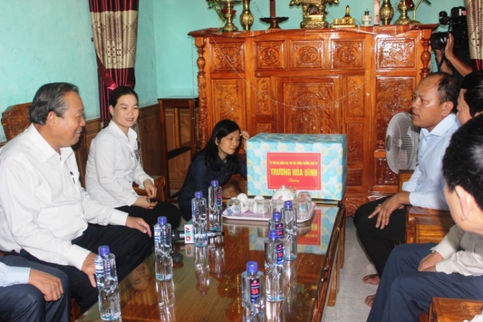 Phó Thủ tướng Trương Hòa Bình thăm ngư dân Quảng Bình - 2 ...và động viên đời sống của bà con ngư dân ở tỉnh Quảng Bình bị ảnh hưởng nặng nề từ sự cố môi trường biển