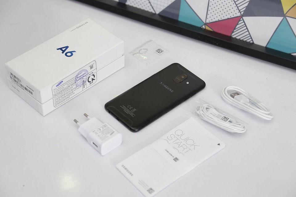Đập hộp Galaxy A6 chính hãng giá gần 7 triệu đồng tại Việt Nam - 2 Bên trong, Samsung tích hợp cho máy các phụ kiện gồm: cóc sạc, dây sạc microUSB, tai nghe, cây chọt SIM và sách hướng dẫn.