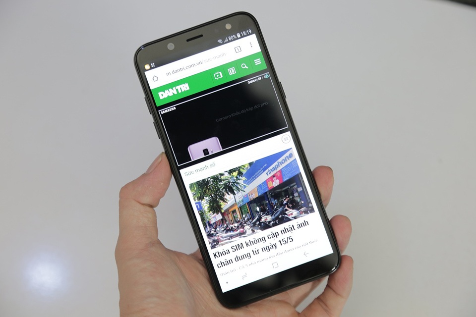 Đập hộp Galaxy A6 chính hãng giá gần 7 triệu đồng tại Việt Nam - 3 Về sản phẩm, Galaxy A6 tạo điểm nhấn với màn hình tràn vô cực, thừa hưởng từ dòng Galaxy S. Máy có màn hình kích thước 5.6 inch đạt độ phân giải HD+ (720x1480), theo công nghệ Super AMOLED. Màn hình này dùng tỉ lệ 18.5:9 nên kích thước khá nhỏ gọn đi kèm viền màn hình mỏng.