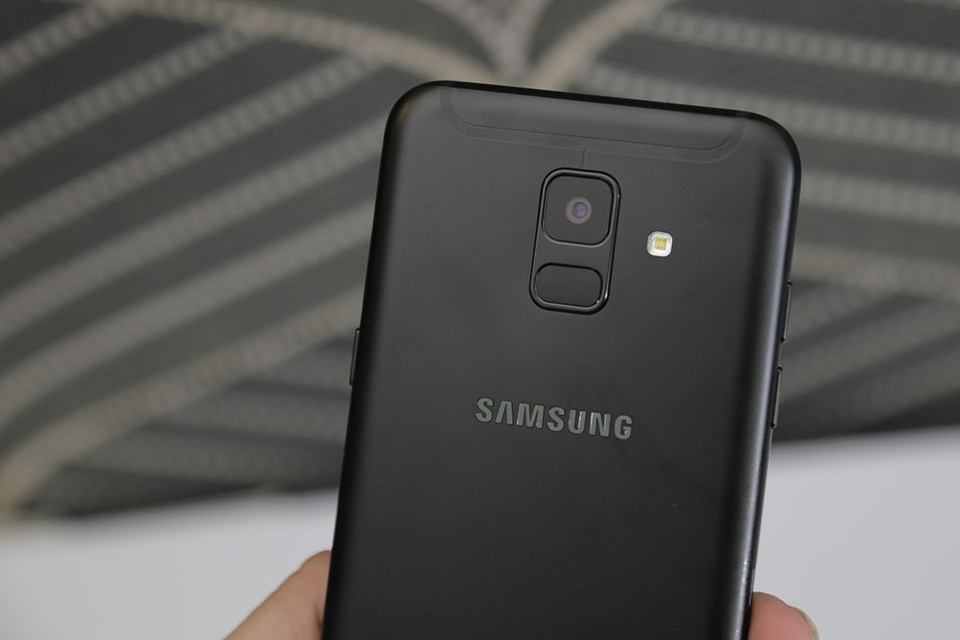 Đập hộp Galaxy A6 chính hãng giá gần 7 triệu đồng tại Việt Nam - 7 Tại vị trí này, camera sau của máy có độ phân giải 16 MP với khẩu độ lớn f/1.7, cho phép người dùng bắt được hình ảnh rõ nét trong điều kiện ánh sáng yếu mà không phải làm giảm đi chất lượng của từng khung hình.