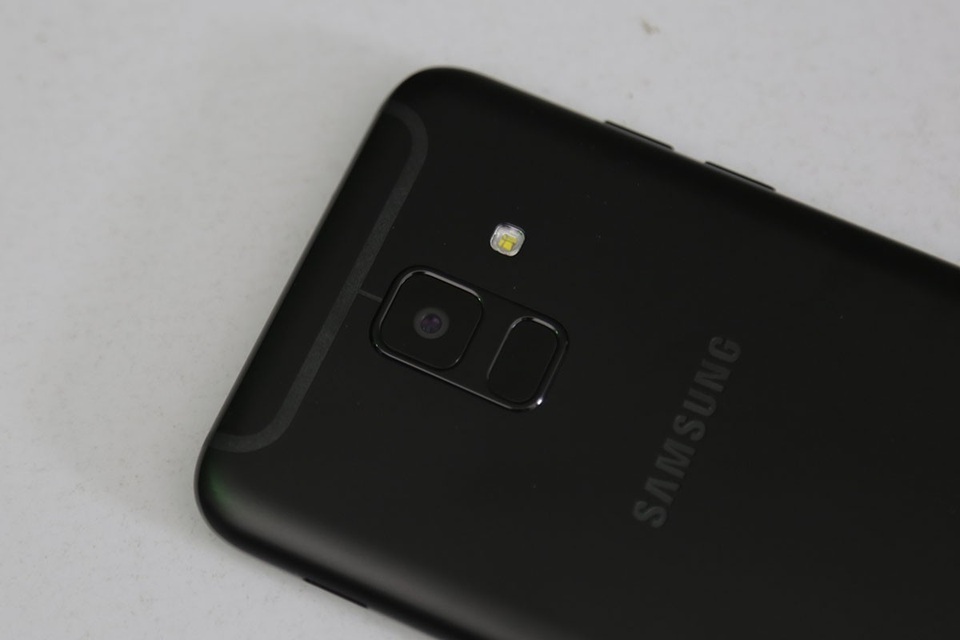 Đập hộp Galaxy A6 chính hãng giá gần 7 triệu đồng tại Việt Nam - 6 Việc đưa cảm biến bên dưới camera giúp cho người dùng dễ thao tác hơn bằng một tay. Samsung cũng trang bị thêm hệ thống bảo mật khác bên cạnh bảo mật bằng vân tay là mở khóa bằng khuôn mặt, tăng thêm lựa chọn an toàn cho người dùng.