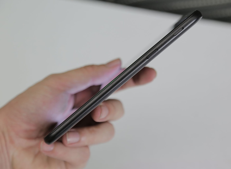 Đập hộp Galaxy A6 chính hãng giá gần 7 triệu đồng tại Việt Nam - 9 Cạnh phải của máy là nút nguồn và loa ngoài. Samsung cho biết loa này loa được hỗ trợ bởi hiệu ứng âm thanh Dolby Atmos, giúp trải nghiệm âm thanh vòm khi xem phim ảnh, âm nhạc.