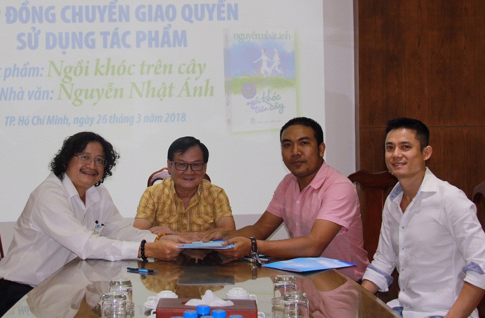 Truyện dài của Nguyễn Nhật Ánh lại được chuyển thể thành phim - 1 Nhà văn Nguyễn Nhật Ánh, ông Nguyễn Minh Nhựt (NXB Trẻ) và nhà sản xuất Chung Minh cùng ký kết hợp đồng chuyển giao bản quyền tác phẩm văn học Ngồi khóc trên cây để chuyển thể thành tác phẩm điện ảnh.