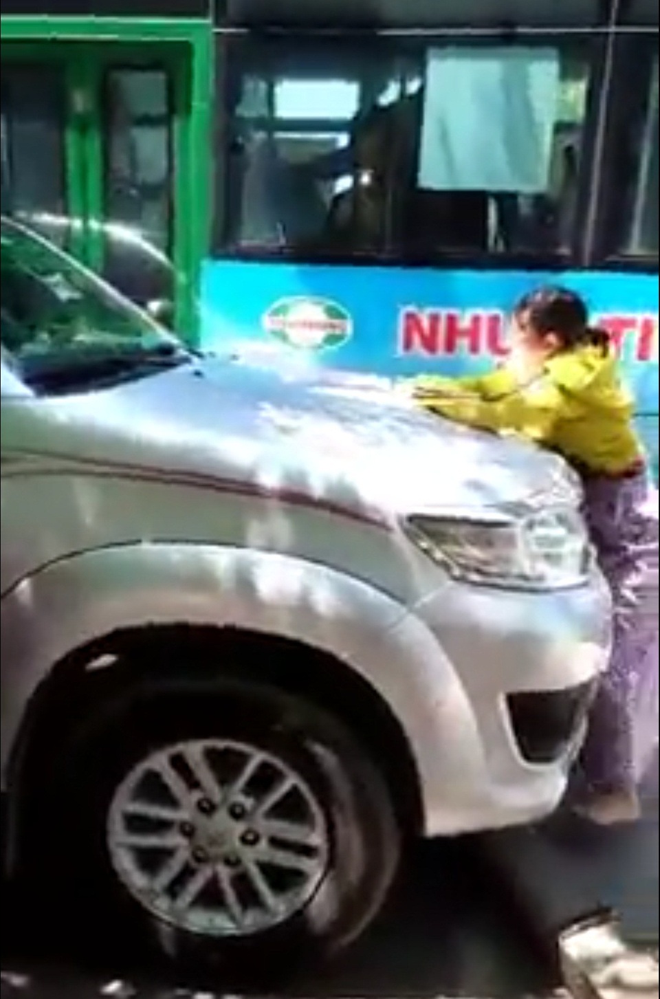 Hai phụ nữ "đánh đu" theo ô tô để đánh ghen? - 2
Người còn lại bám ngay trước đầu xe.