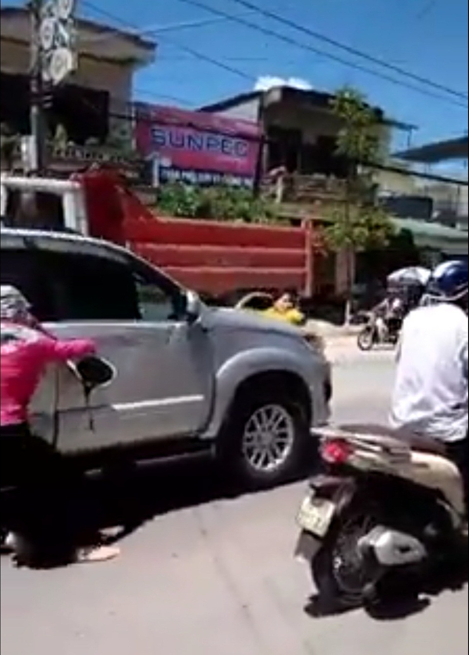 Hai phụ nữ "đánh đu" theo ô tô để đánh ghen? - 3
Nhiều người cho rằng, người đàn ông ngồi trong ô tô là chồng của một trong 2 phụ nữ phía ngoài; coi thường tính mạng người khác khi cố tình cho xe ô tô di chuyển khi có người đang đeo bám trên xe. (Ảnh cắt từ clip)