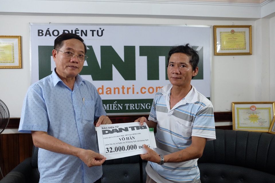 Đà Nẵng: Trao 32 triệu đồng đến cô gái trẻ đang nguy kịch vì tai nạn giao thông - 1 Nhà báo Nguyễn Đình Hoà - Trưởng VP Đại diện báo Dân trí khu vực Miền Trung - Tây Nguyên trao quà nhân ái bạn đọc ủng hộ đến ông Võ Hân - bố của nữ công nhân trẻ Võ Thị Mỹ Ngân đang nguy kịch vì tai nạn giao thông