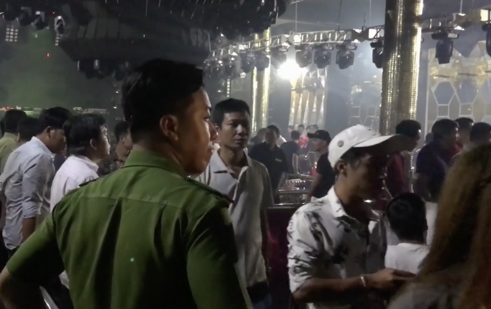 Nữ tiếp viên ăn mặc hở hang, múa khiêu dâm phục vụ khách nước ngoài - 3 Công an kiểm tra quán bar Feeling