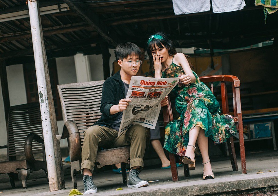 Kỷ yếu đậm chất... tổ dân phố của học sinh Quảng Ninh - 5 Quang cũng cho biết thêm, việc thực hiện ghi hình và chụp ảnh kỷ yếu không chỉ là cơ hội để tập thể lớp được cùng nhau chụp chung bức hình mà còn là cơ hội giúp cho tình đoàn kết của lớp đi lên khi cả lớp cùng nhau chuẩn bị mọi thứ, cùng trang trí, vẽ tranh,...