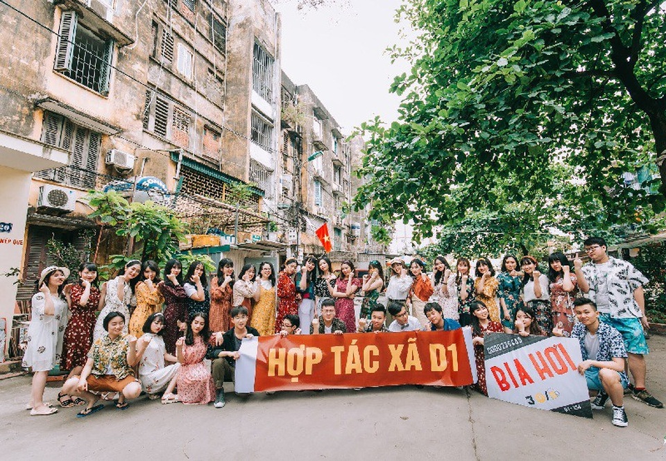 Kỷ yếu đậm chất... tổ dân phố của học sinh Quảng Ninh - 4 Đoạn phóng sự kỷ yếu của tập thể lớp 12D1 sau khi được đăng tải đã nhận được nhiều lời khen ngợi về ý tưởng. Giai điệu vui tươi cùng cách thể hiện nhí nhảnh của các bạn nhanh chóng trở thành gợi ý cho nhiều bạn trẻ.
