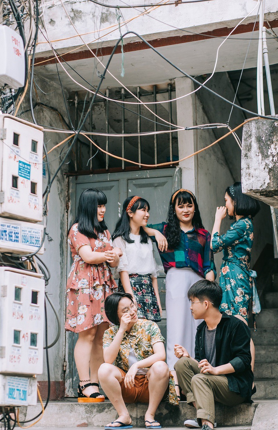 Kỷ yếu đậm chất... tổ dân phố của học sinh Quảng Ninh - 1 Lớp 12D1, trường THPT Cẩm Phả (Quảng Ninh) có tất cả 35 thành viên, trong đó có 27 bạn nữ và 8 bạn nam. Để ghi lại khoảnh khắc tuổi trẻ, tập thể lớp đã quyết định gửi gắm vào phóng sự ảnh kỷ yếu cuối cấp, lựa chọn phong cách hoài cổ, vui nhộn để thể hiện cá tính của thế hệ 10x.
