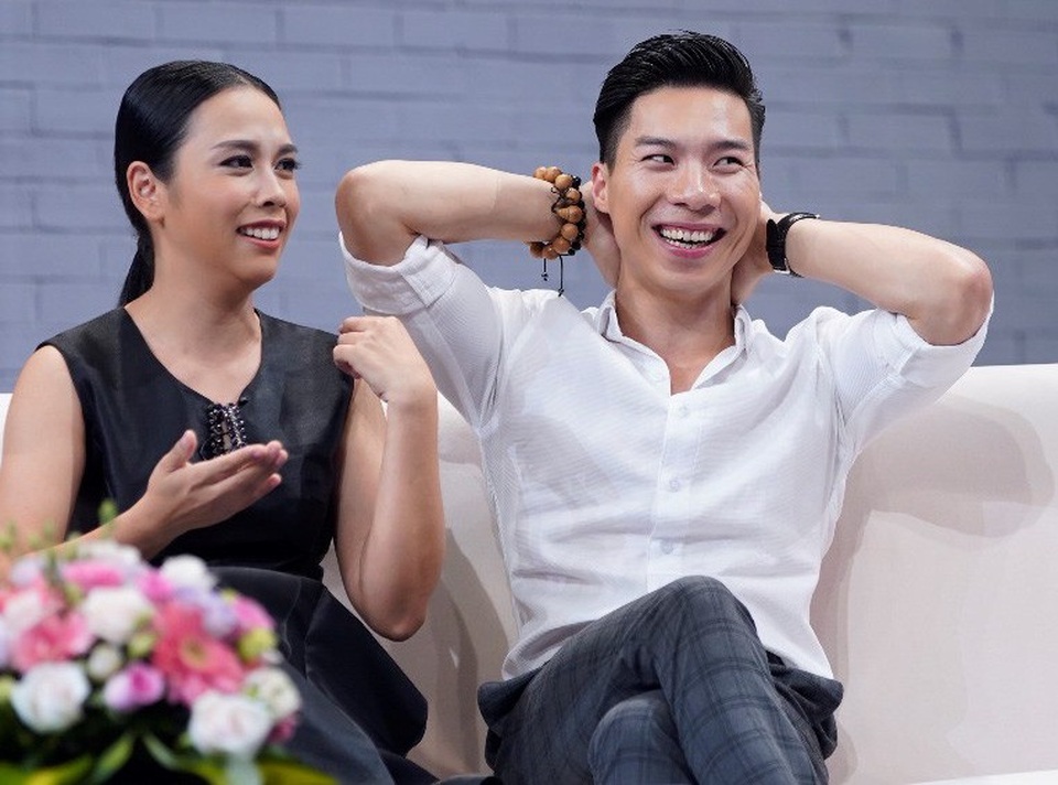 Hari Won “tố” Trấn Thành và Quốc Nghiệp rất thích "chơi búp bê" - 3 Với vẻ ngoài cực kỳ điềm đạm thì bên trong Quốc Nghiệp là một chàng trai kỹ tính và chu toàn trong mọi thứ, cả phim trường gần như sôi nổi hơn khi Ngọc Mai tiết lộ mái tóc gọn gàng và đôi chân mày vào khuôn của mình đều do 1 tay chồng mà ra.