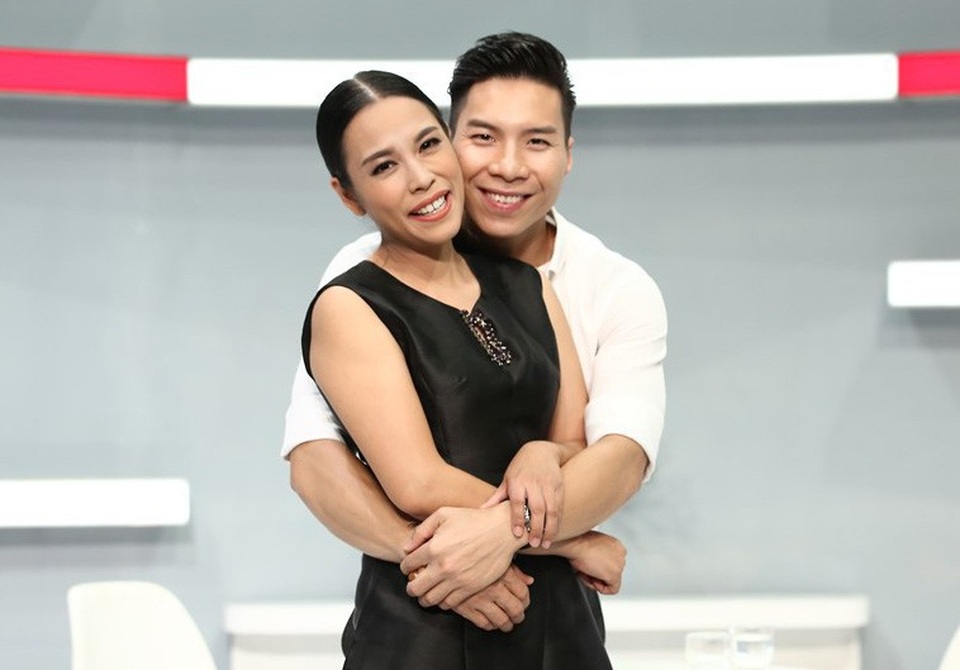 Hari Won “tố” Trấn Thành và Quốc Nghiệp rất thích "chơi búp bê" - 1 Cả hai biết đến nhau nhờ những chuyến lưu diễn nước ngoài, Ngọc Mai lúc ấy là ca sĩ chuyên dòng nhạc Opera, cô tâm sự rằng bản thân chưa lần nào để mắt tới anh chàng xiếc Quốc Nghiệp vì nghĩ rằng “cũng chỉ là xiếc thôi mà”.