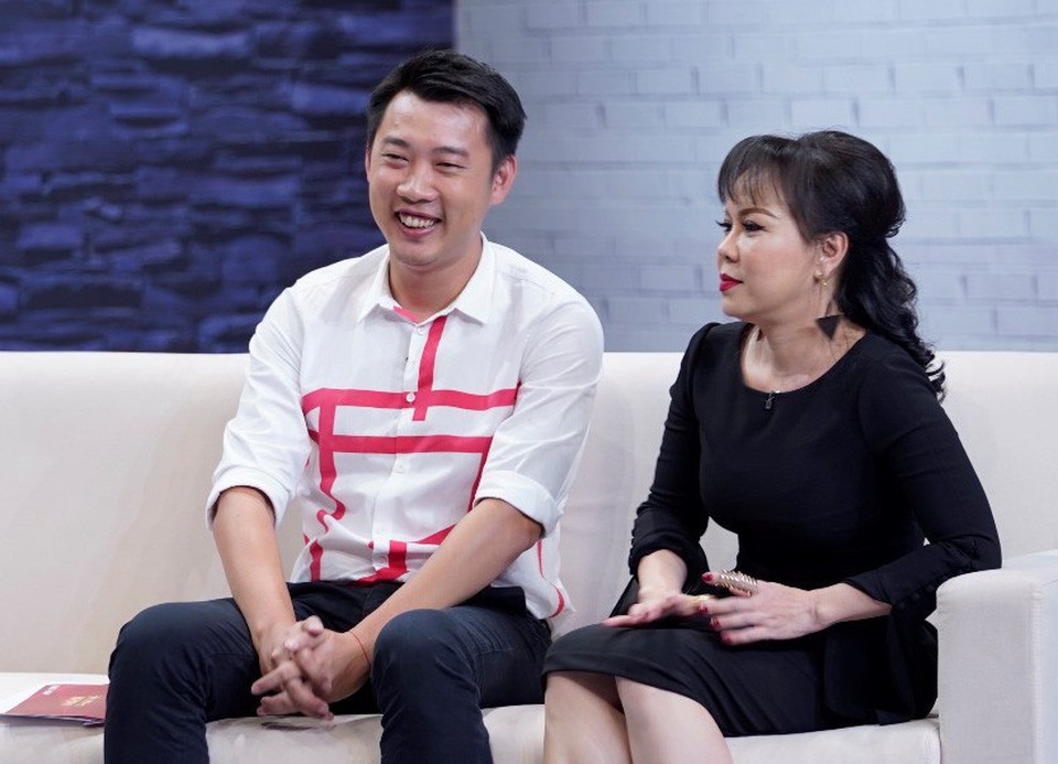 Hari Won “tố” Trấn Thành và Quốc Nghiệp rất thích "chơi búp bê" - 7 Tiếp sức cho đàn em, Việt Hương còn cho biết Trấn Thành nghiện đi toilet để được thỏa mãn “niềm đam mê hát” của mình khi 4 giờ sáng hát xuyên suốt không cho ai ngủ khiến mọi người bật cười vui vẻ.