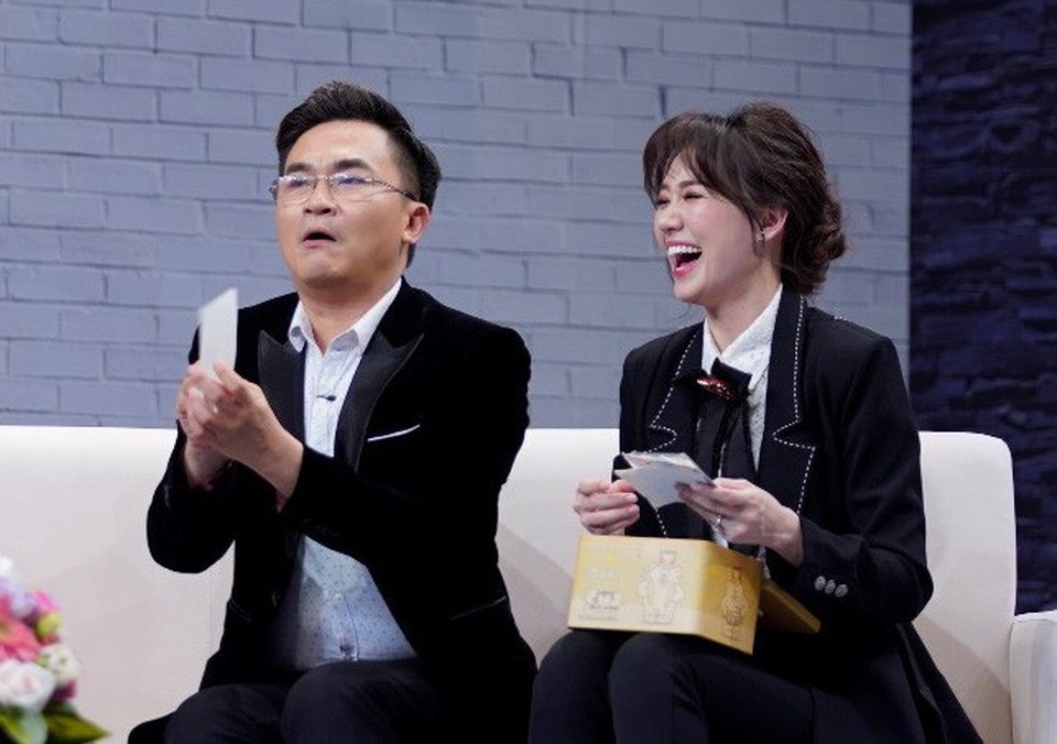 Hari Won “tố” Trấn Thành và Quốc Nghiệp rất thích "chơi búp bê" - 4 Những điều đó khiến mọi người đều bất ngờ nhưng chỉ riêng Hari Won là khá quen thuộc, bà xã Trấn Thành một lần nữa kể khổ, chính bản thân mình cũng bị chồng chăm sóc cách ăn mặc hệt như Quốc Nghiệp chăm sóc vẻ bề ngoài cho Ngọc Mai. Hari Won bất ngờ tự tin khẳng định luôn rằng Trấn Thành và Quốc Nghiệp rất giống nhau đều rất thích “chơi búp bê”.