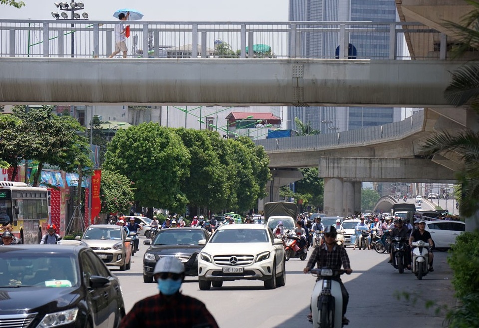 Người Hà Nội đối mặt với đợt nắng nóng kéo dài - 1 Mặt đường Nguyễn Trãi vào mùa hè như tấm gương phản xạ, hắt ánh nắng trở lại người đi đường.